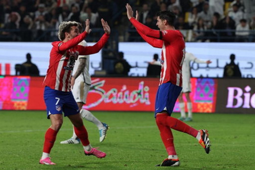 Il numero 7 Griezmann festeggia con Morata il terzo gol dell'Atletico nella semifinale di Supercoppa di Spagna contro il Real Madrid&nbsp;