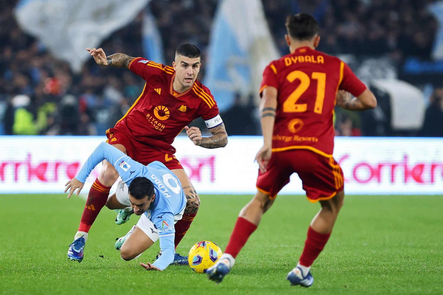 Gianluca Mancini, con la fascia di capitano, nel derby dello scorso novembre