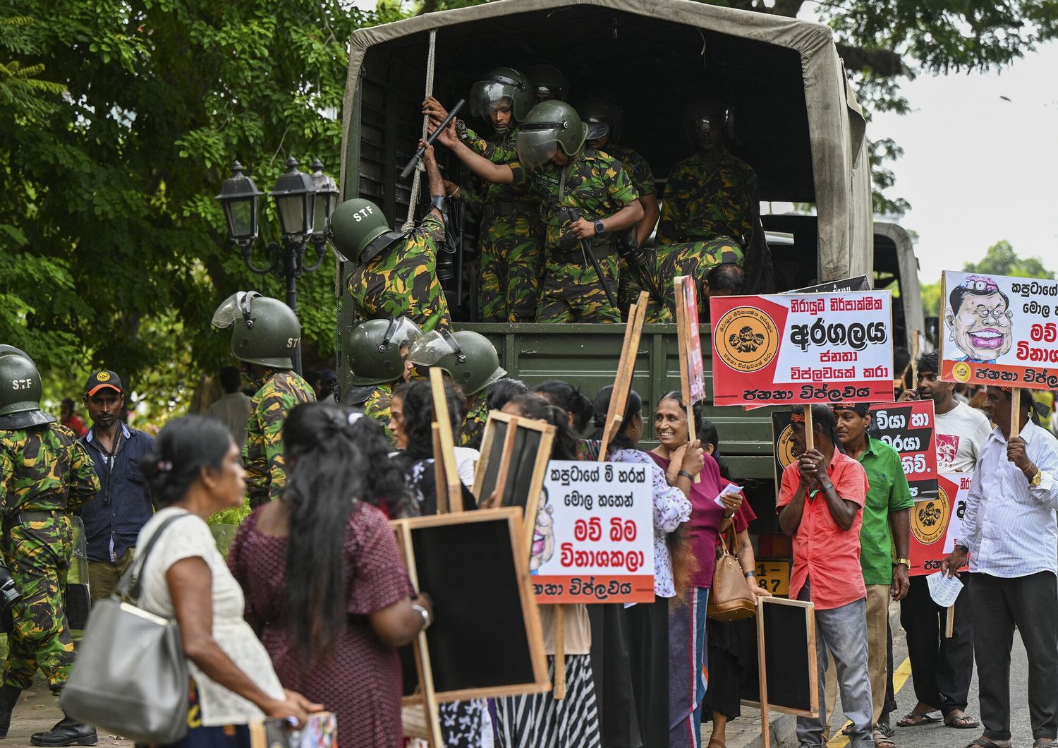 L'esercito interviene a una manifestazione di protesta in Sri Lanka