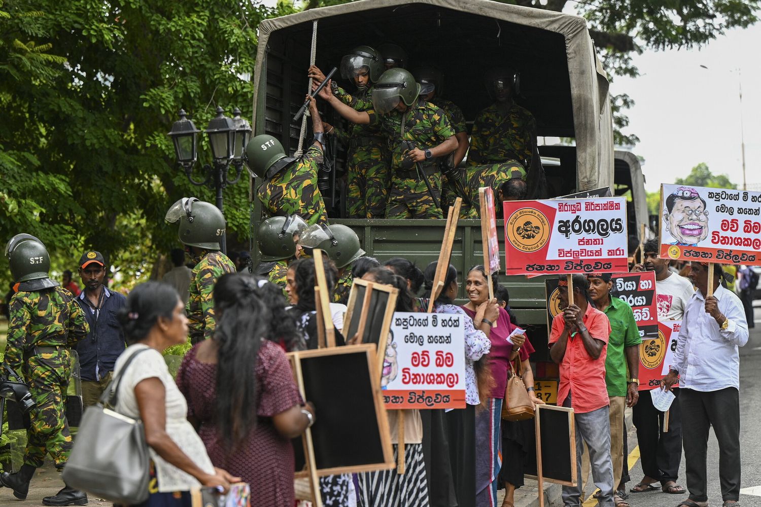 L'esercito interviene a una manifestazione di protesta in Sri Lanka
