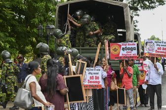 L'esercito interviene a una manifestazione di protesta in Sri Lanka