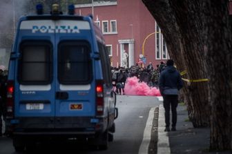 fermato uomo ferito tifosi petardo derby roma lazio