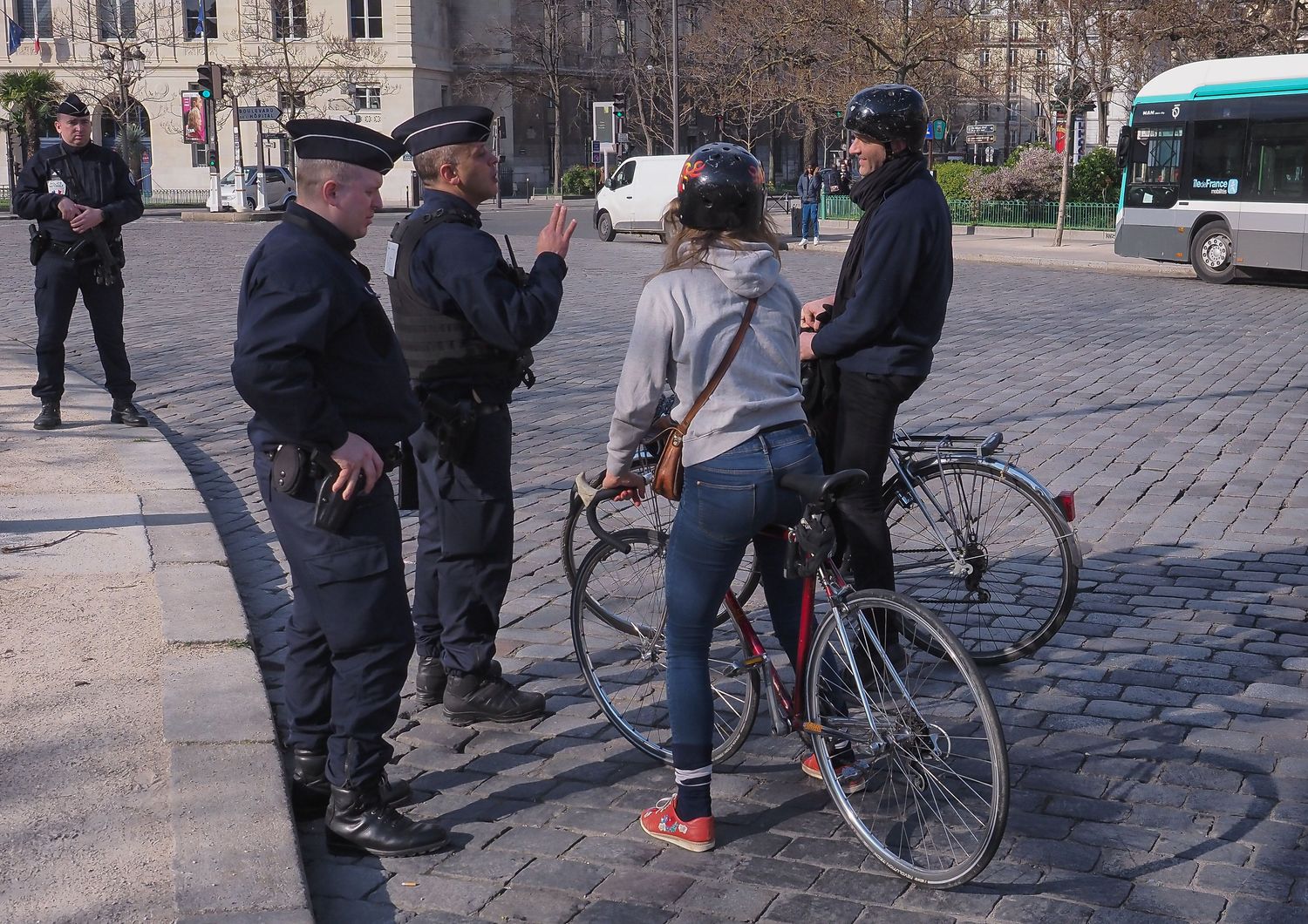 Poliziotti con ciclisti