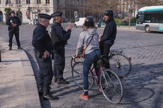 Poliziotti con ciclisti