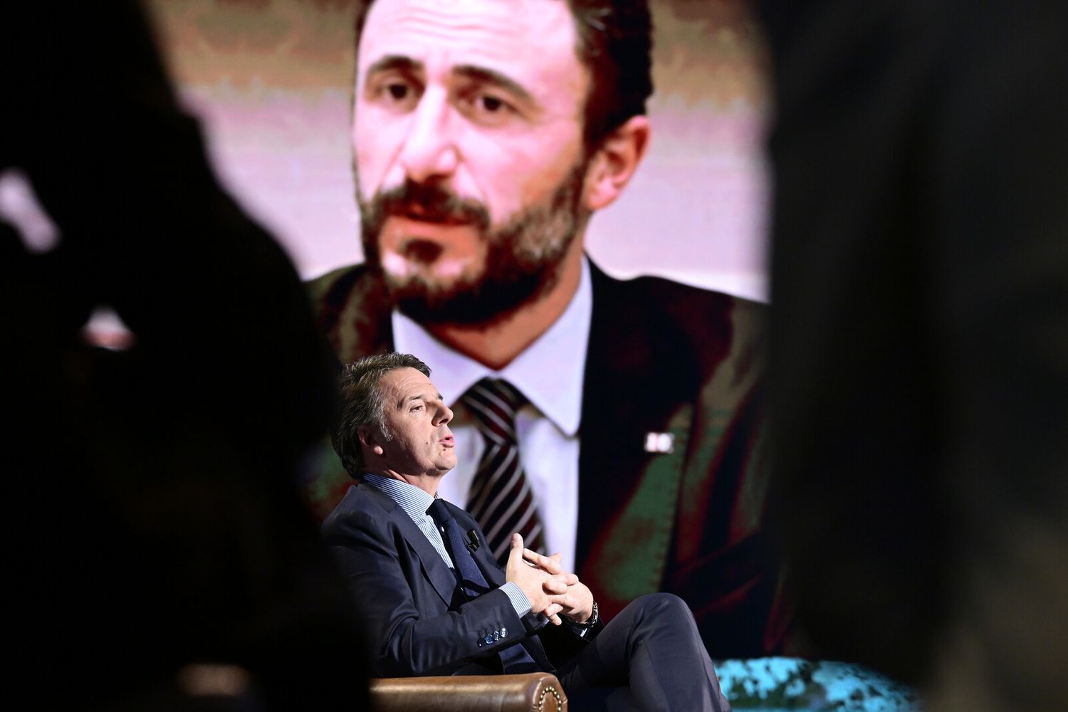 Programma televisivo Avanti Popolo. Nella foto Matteo Renzi, sullo sfondo un'immagine di Pozzolo&nbsp;