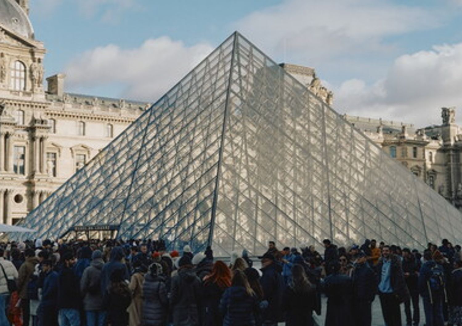 Louvre, il museo pi&ugrave; visitato al mondo (fila per entrare)