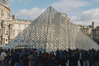 Louvre, il museo pi&ugrave; visitato al mondo (fila per entrare)