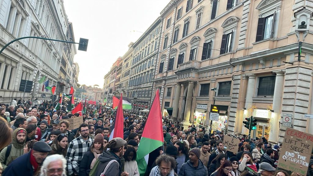 In migliaia a Roma per la Palestina, "Israele fermi il genocidio a Gaza"