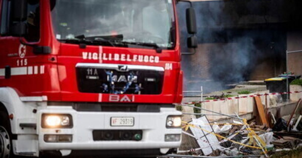 Incendio in un palazzo a Milano, morti due uomini e una donna