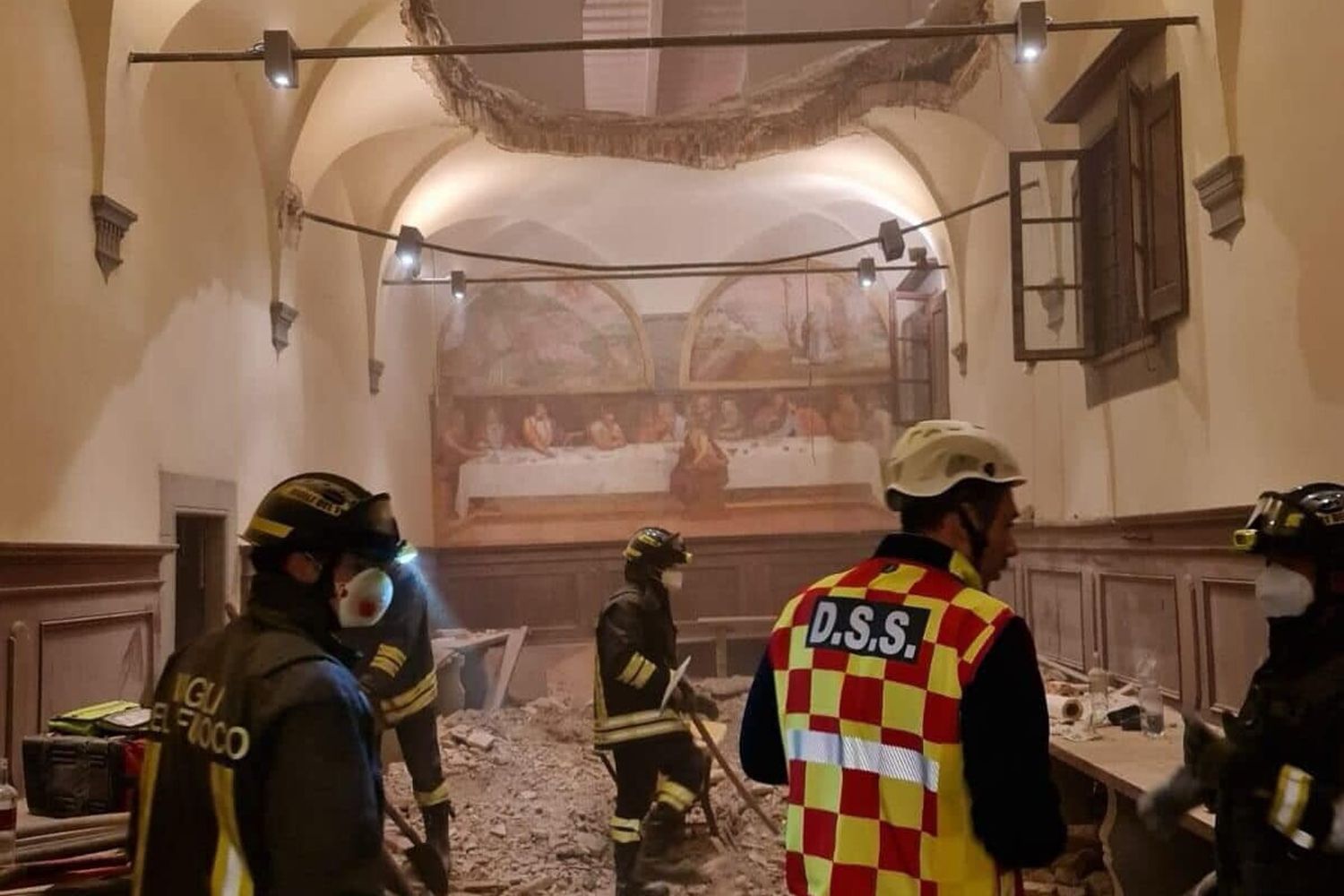 Interno del convento crollato