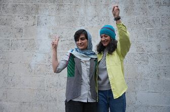 Niloufar Hamedi ed Elaheh Mohammadi mostrano il segno della vittoria dopo essere state rilasciate dalla prigione di Evin&nbsp;