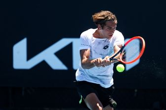 Flavio Cobolli in azione a Melbourne