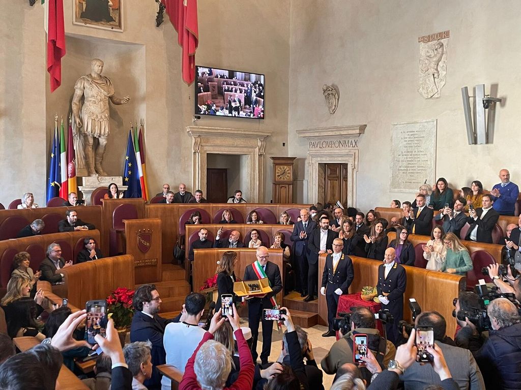 Gualtieri consegna a Cortellesi la Lupa capitolina