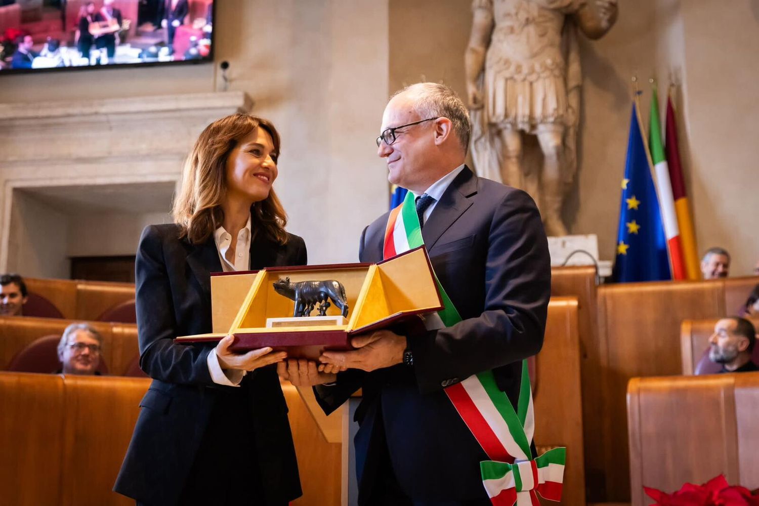 Cortellesi riceve da Gualtieri la Lupa capitolina