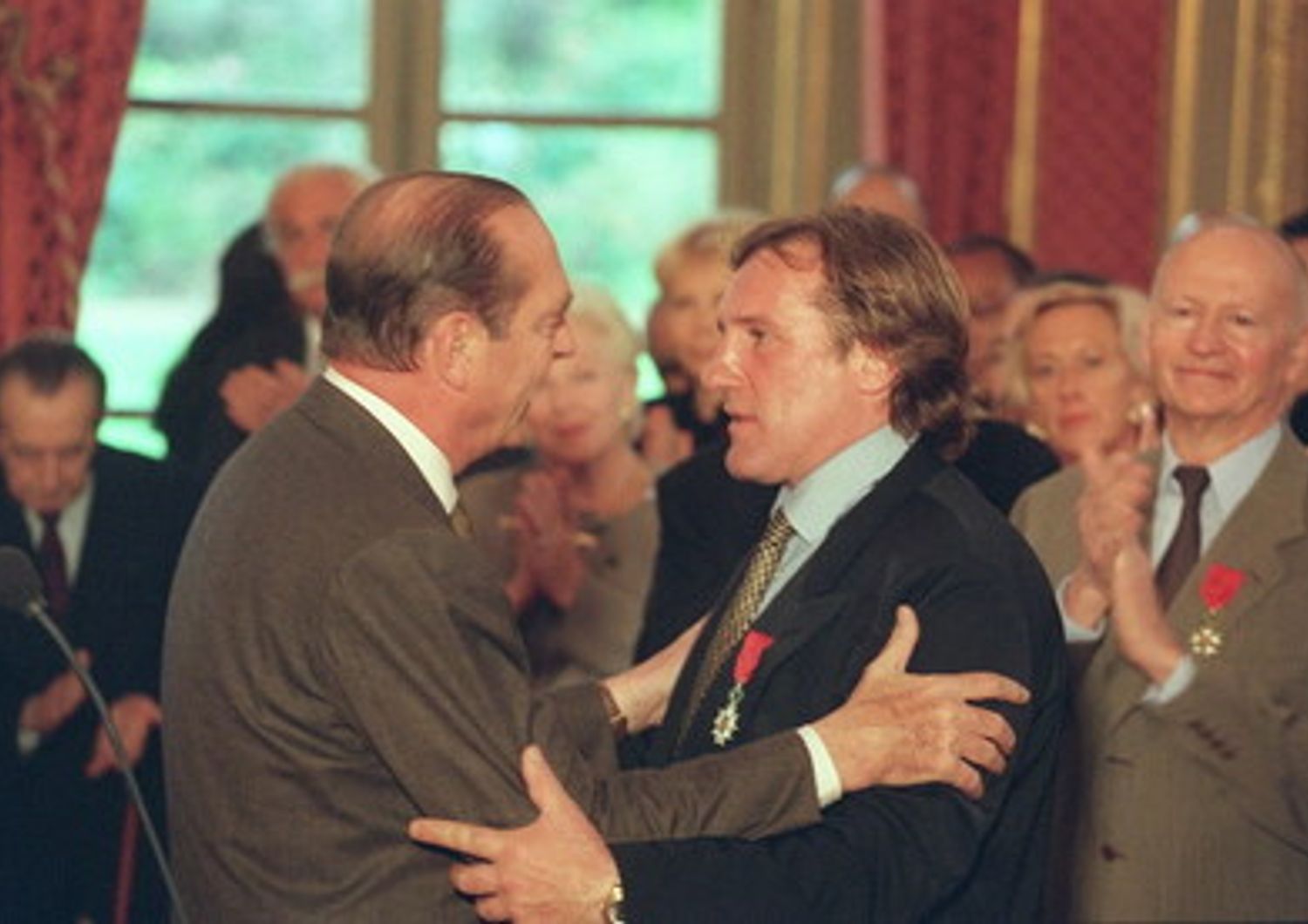 Il presidente Chirac conferisce la Legion d'Honneur a Depardieu (1996)