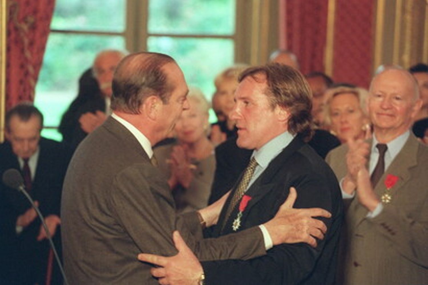 Il presidente Chirac conferisce la Legion d'Honneur a Depardieu (1996)