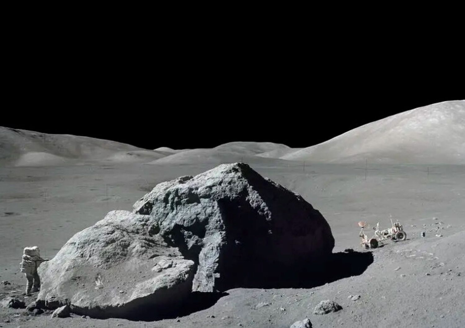L&rsquo;immagine mostra un geologo-astronauta in piedi accanto a un enorme masso lunare durante la missione Apollo 17 della NASA nel 1972