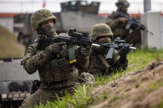 Militari polacchi impegnati in un'esercitazione Nato nell'aprile 2023