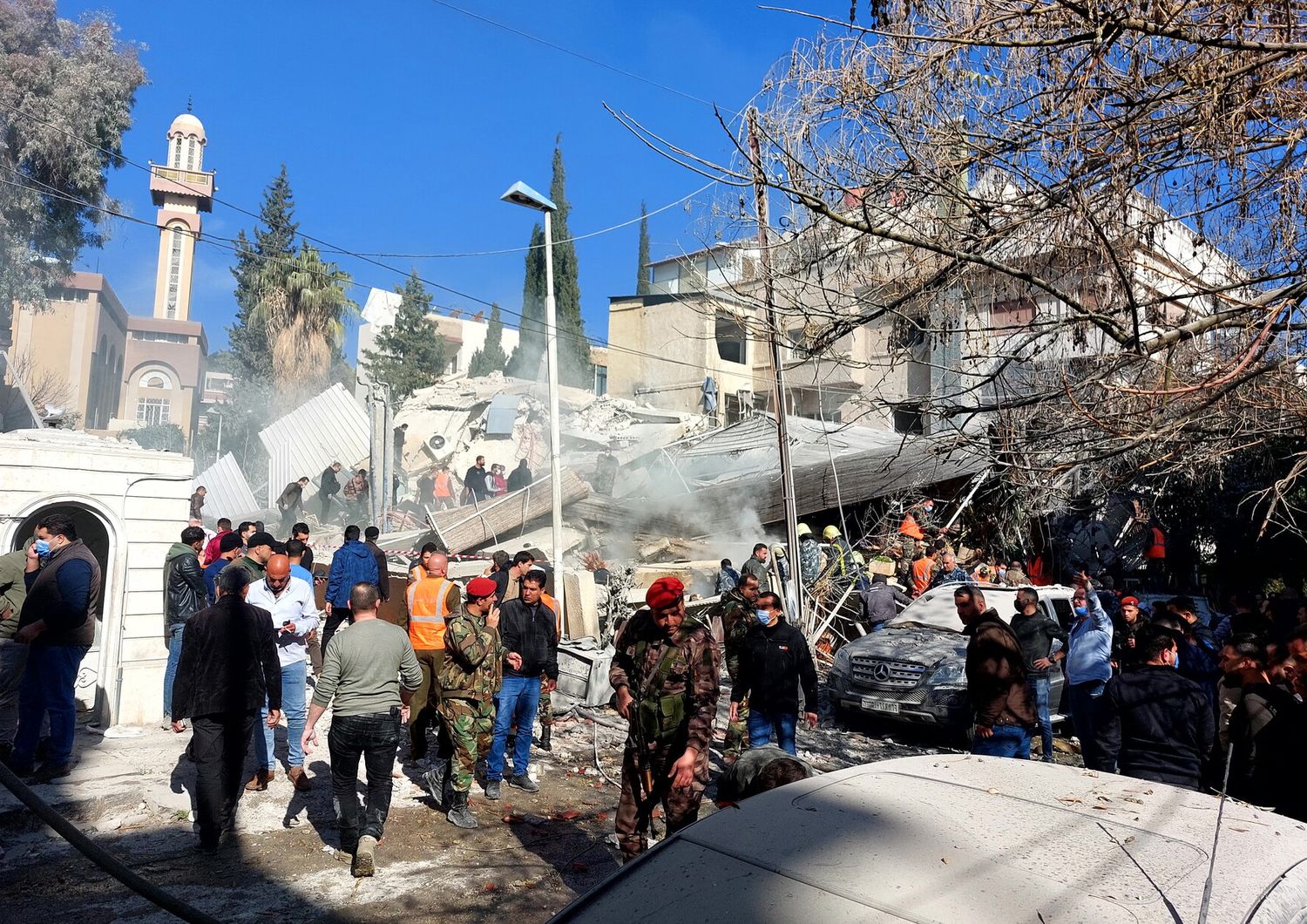 L'edificio di Damasco colpito dal raid israeliano