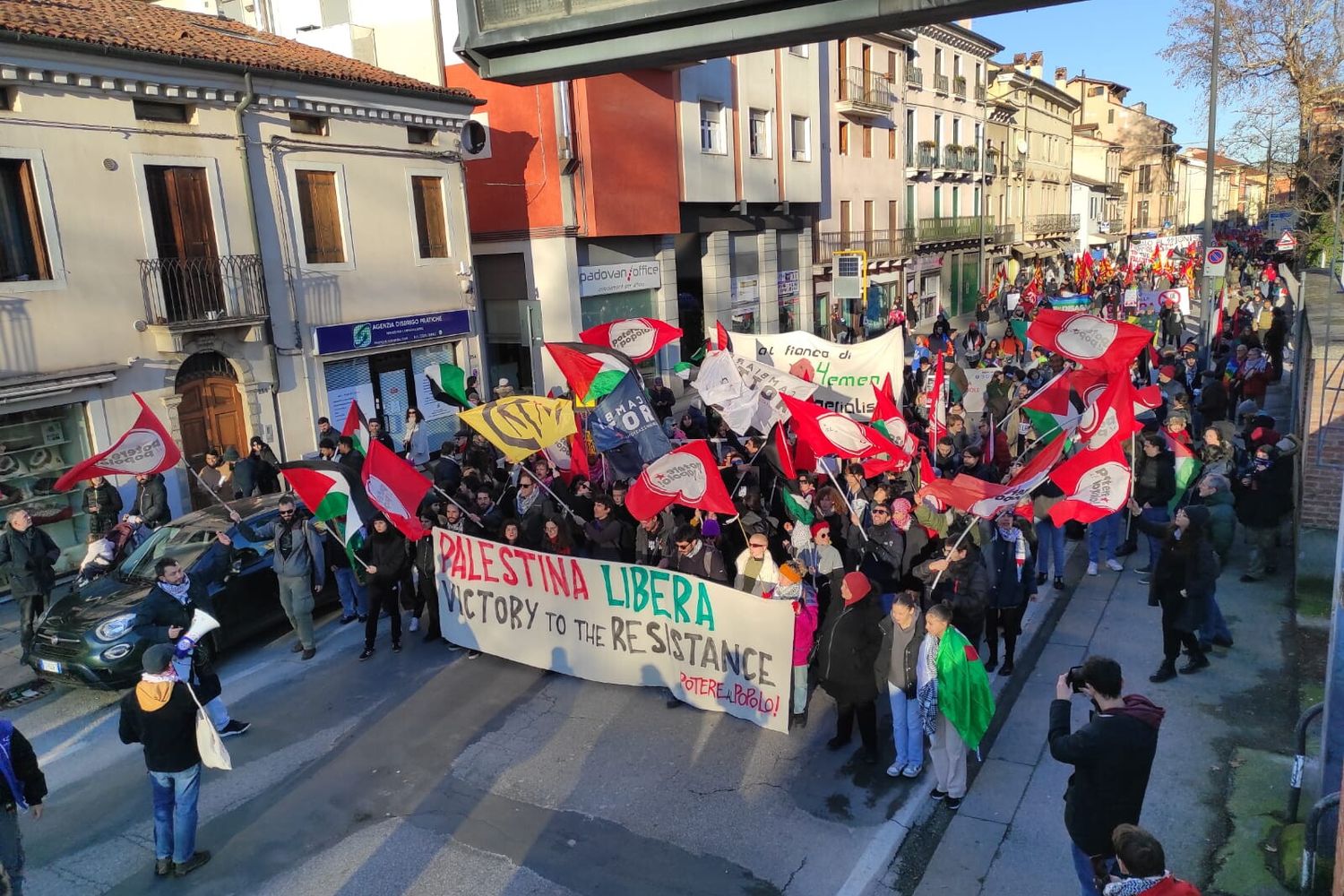 Il corteo dei centri sociali a Venezia