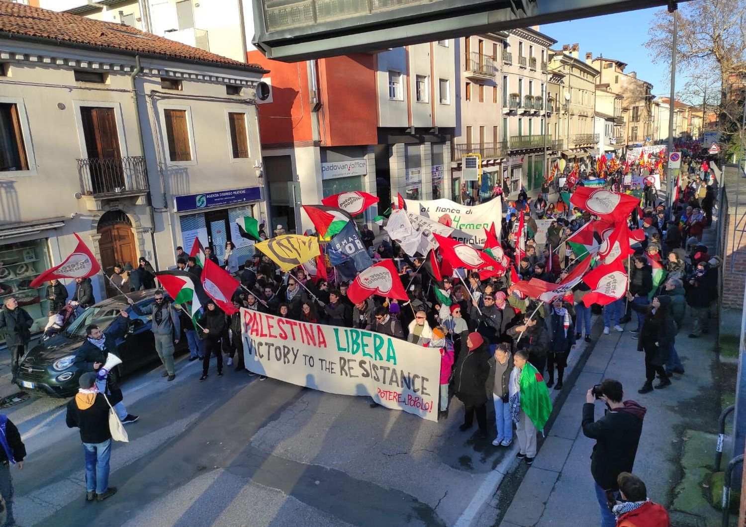 Il corteo dei centri sociali a Venezia