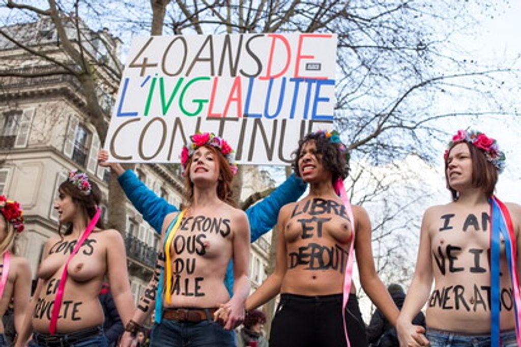 Femen durante la Marcia della Vita a Parigi