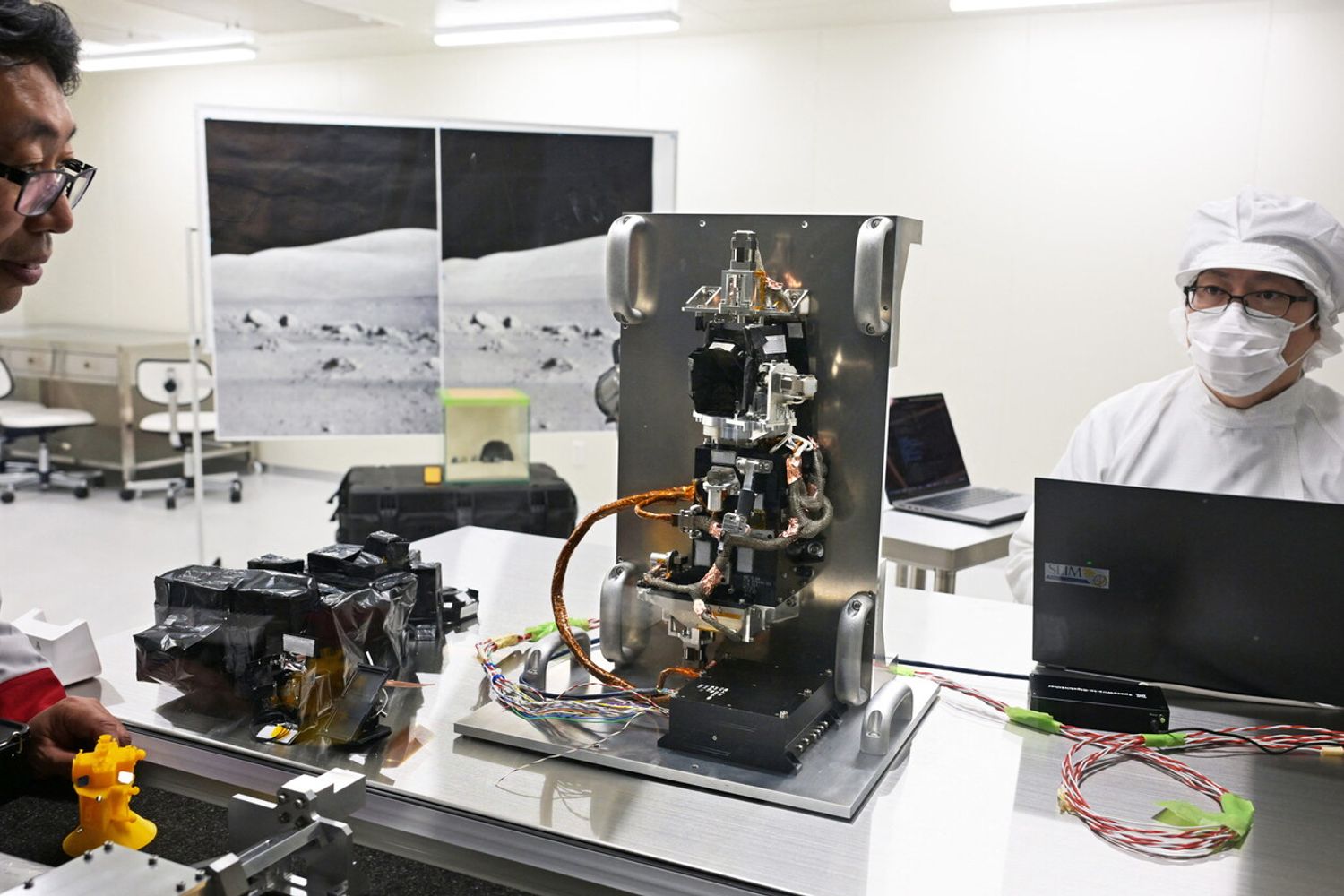 Due ricercatori impegnati nella missione 'Moon Sniper'