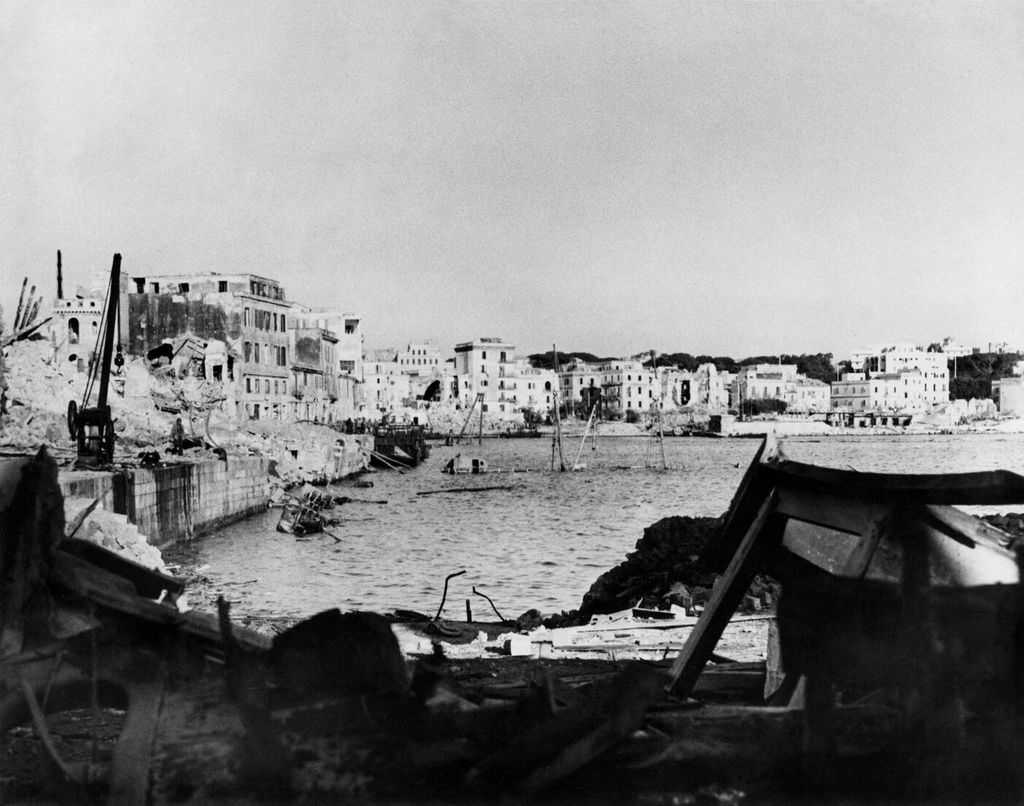 Il porto di Anzio dopo lo sbarco