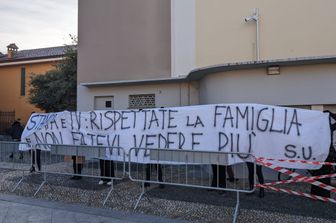 Lo striscione contro stampa e tv ai funerali di Giovanna Pedretti