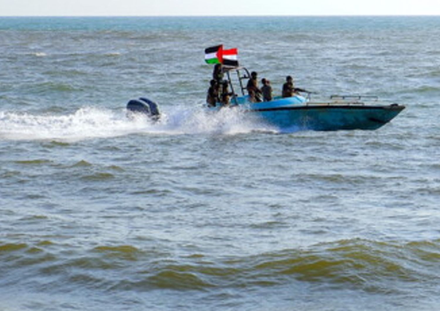 Membri della Guardia Costiera yemenita affiliati al gruppo Houthi pattugliano il mare