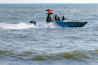 Membri della Guardia Costiera yemenita affiliati al gruppo Houthi pattugliano il mare