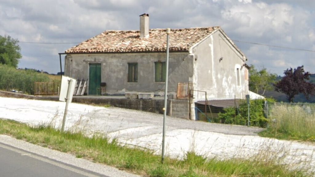 Il casolare dove &egrave; stato ritrovato il corpo di Andreea Rabciuc in Via Montecarottese 26