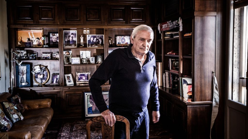 Gigi Riva nella sua casa di Cagliari