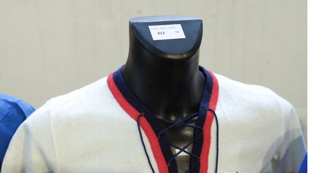 La maglia del Cagliari, stagione 1969-1970, indossata da Gigi Riva
