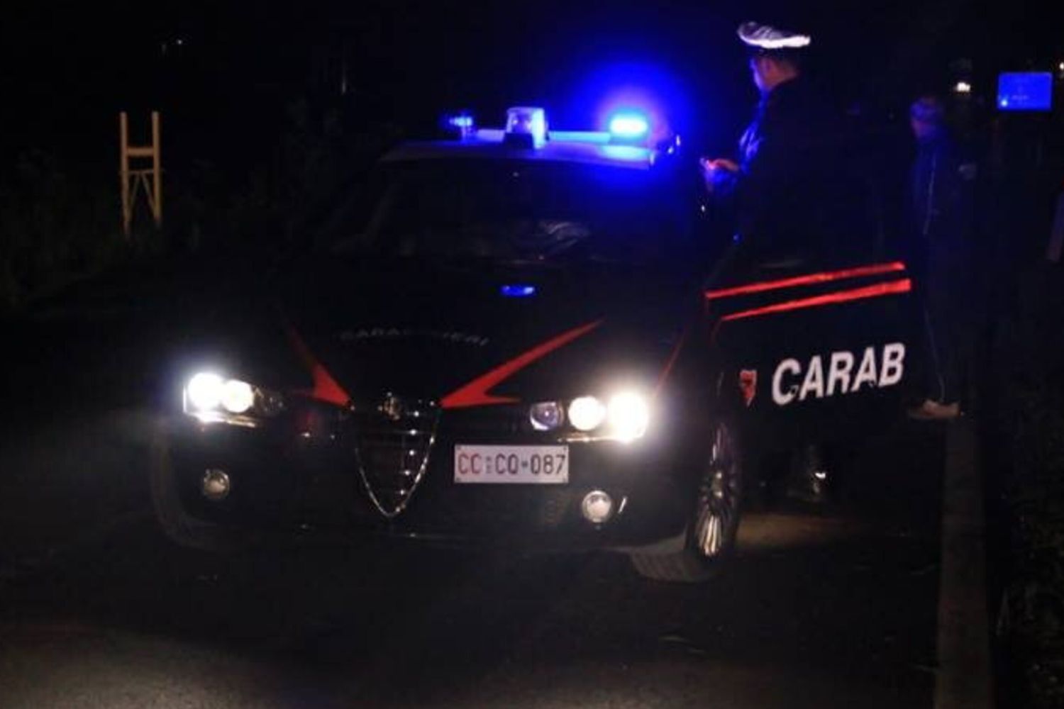 carabinieri auto di notte - fb