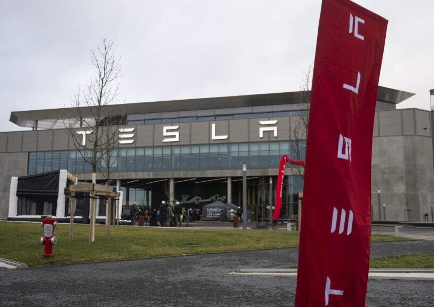 tesla richiama veicoli malfunzionamento software retromarcia