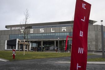 tesla richiama veicoli malfunzionamento software retromarcia