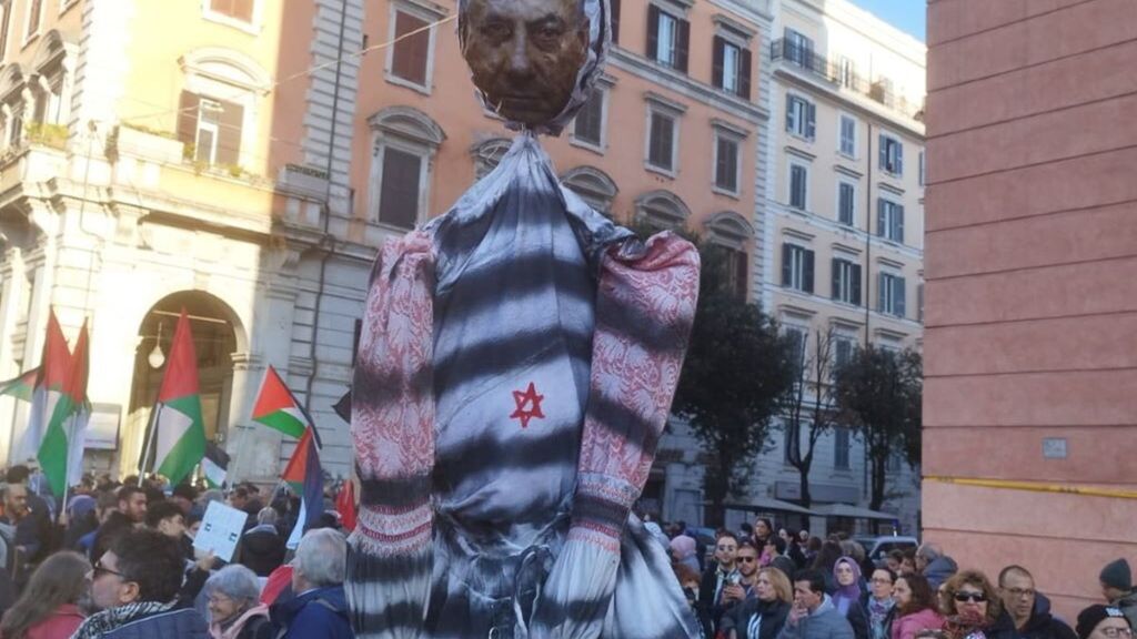Manichino corteo Piazza Vittorio pro Palestina