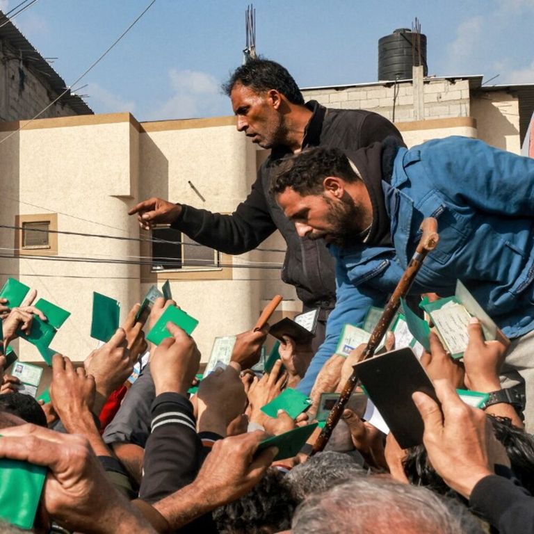 Palestinesi in attesa di farina davanti alla sede Unrwa