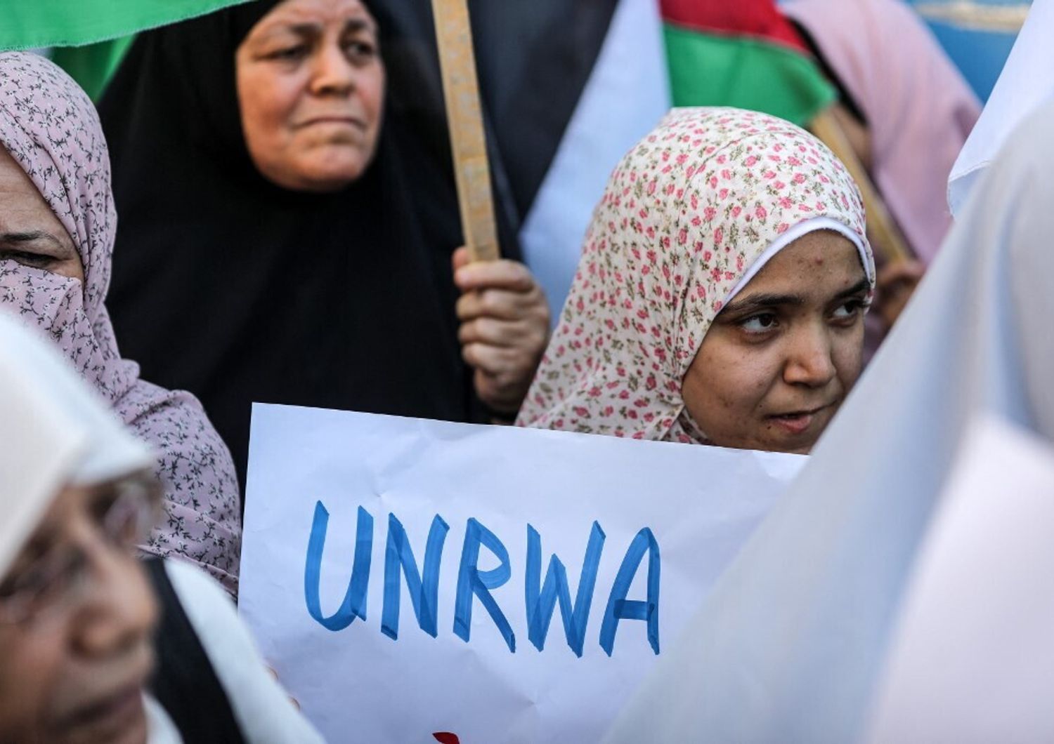 Una protesta davanti alla sede dell'Unrwa a Gaza