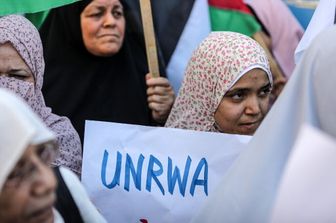 Una protesta davanti alla sede dell'Unrwa a Gaza