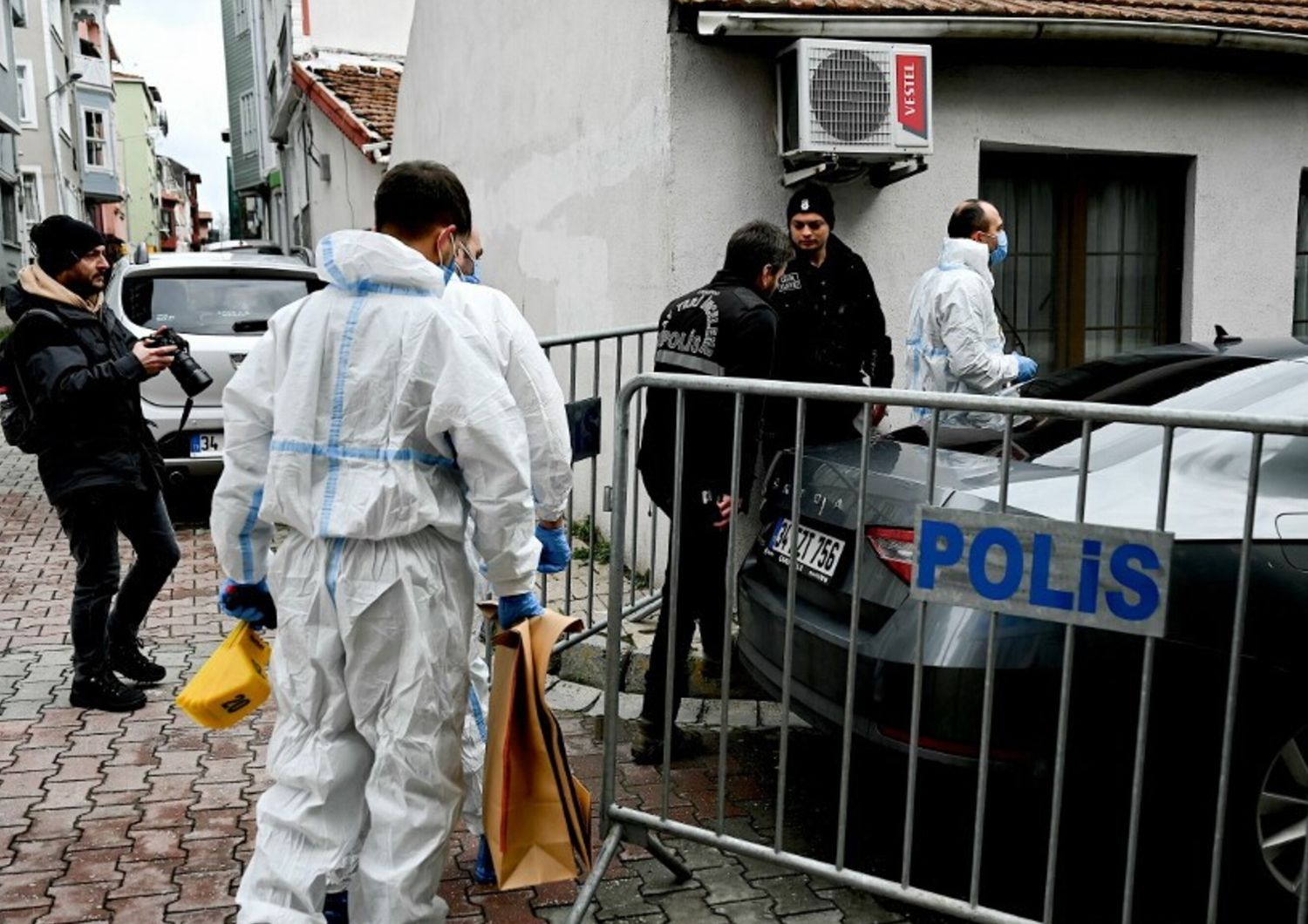 Polizia scientifica al lavoro dopo l'attacco alla chiesa di Santa Maria, a Istanbul