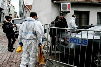 Polizia scientifica al lavoro dopo l'attacco alla chiesa di Santa Maria, a Istanbul