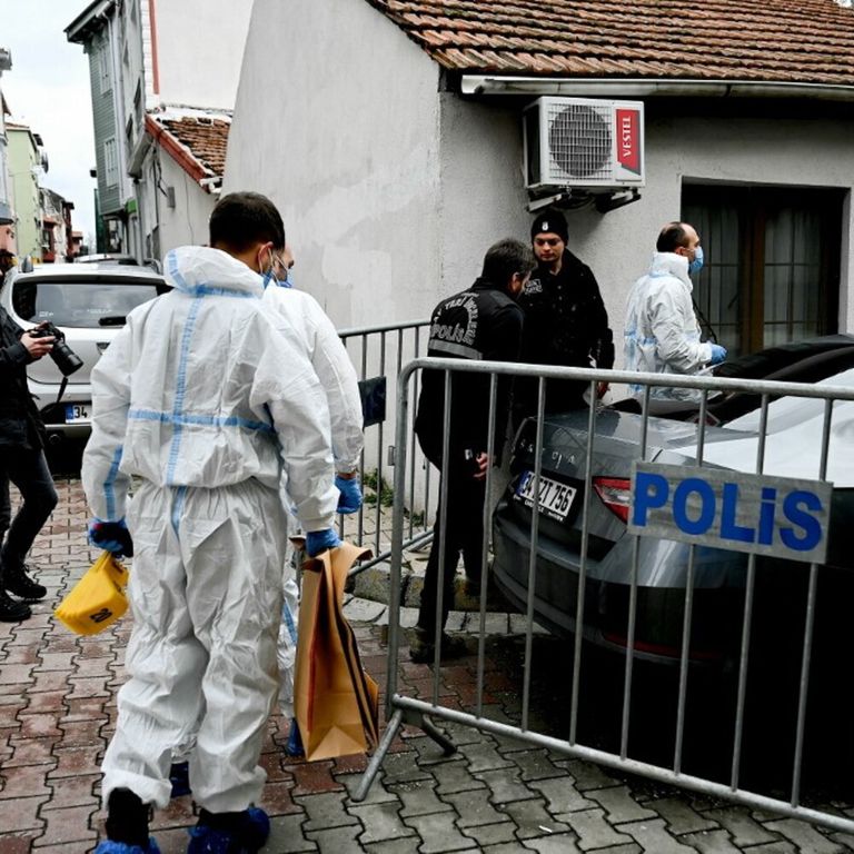 Polizia scientifica al lavoro dopo l'attacco alla chiesa di Santa Maria, a Istanbul