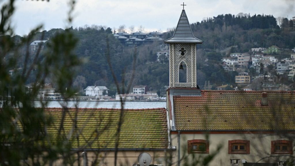 La chiesa di Santa Maria dopo l'attacco subito da due uomini armati a Istanbul