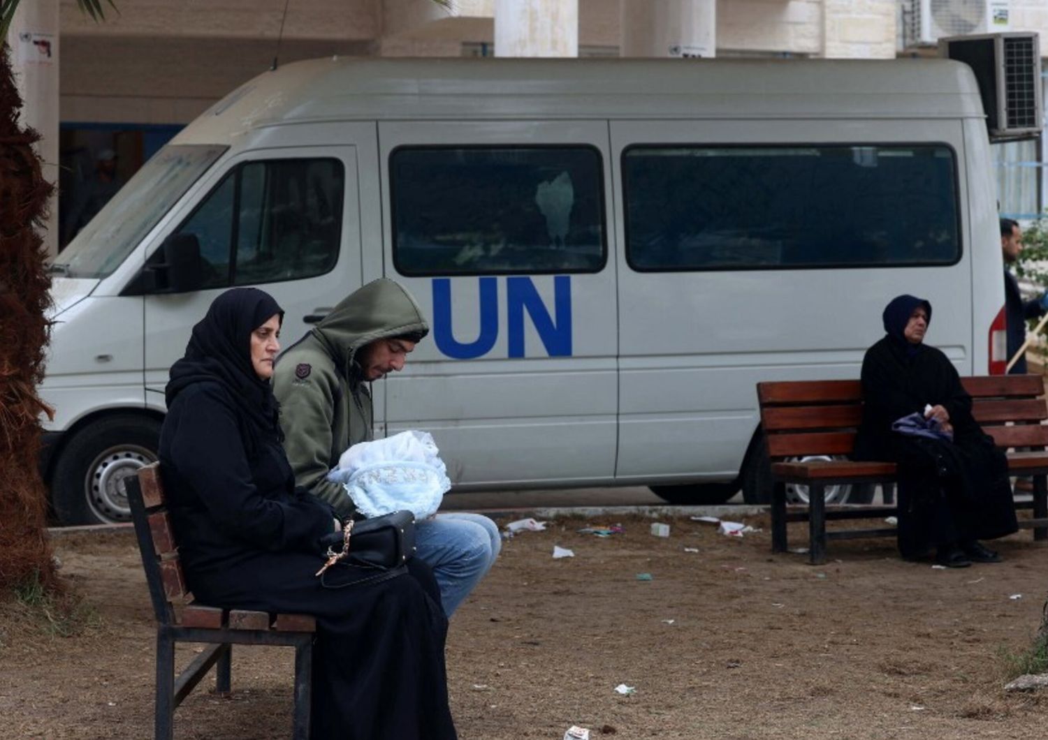 Rifugiati palestinesi davanti a una clinica dell'Unrwa