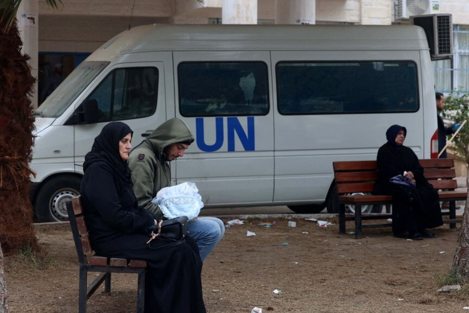 Rifugiati palestinesi davanti a una clinica dell'Unrwa