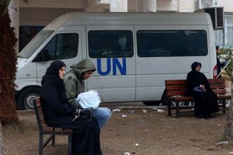 Rifugiati palestinesi davanti a una clinica dell'Unrwa