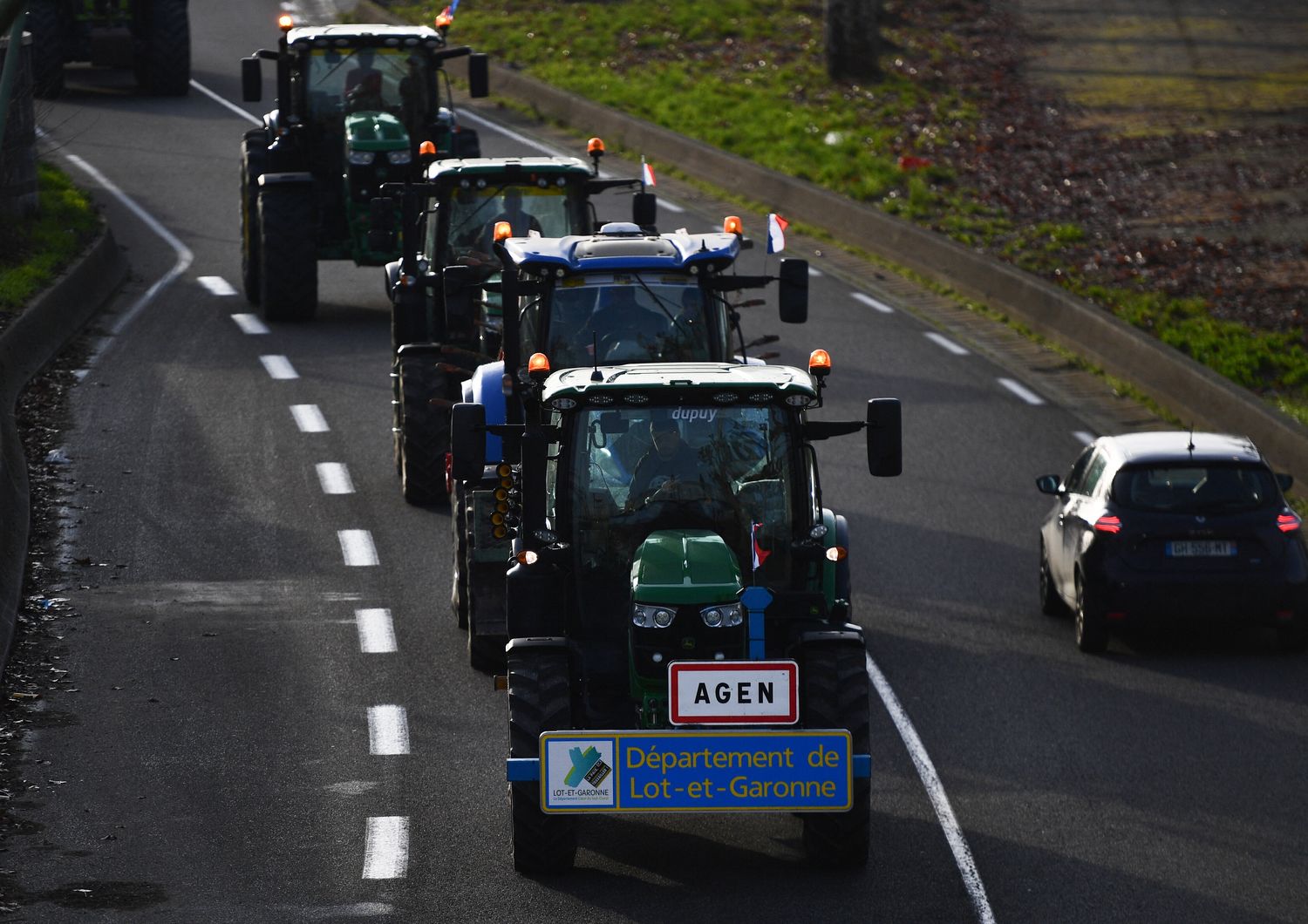 Una colonna di trattori si muove verso Parigi