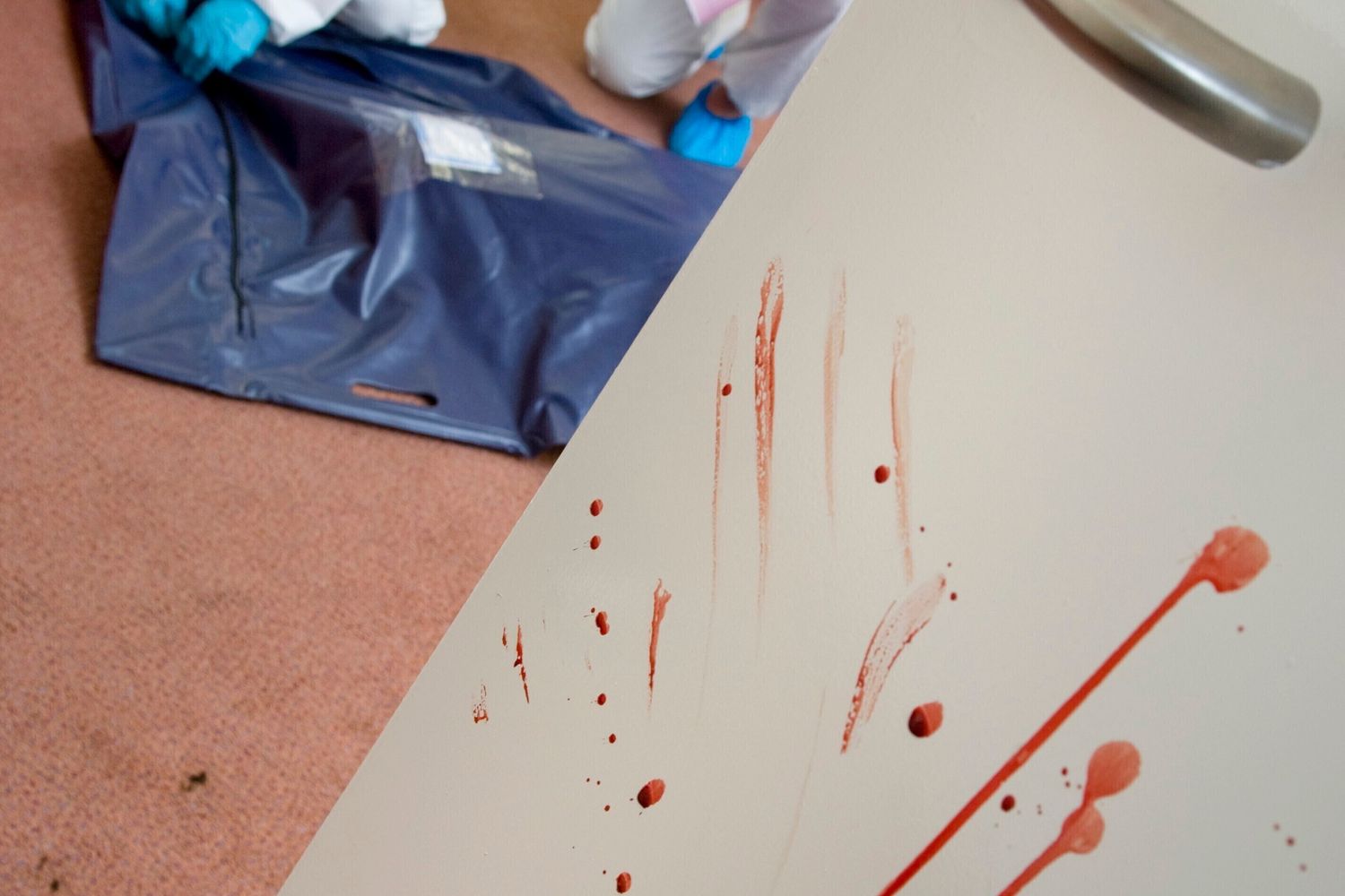 Rilievi della polizia scientifica sulla scena di un omicidio